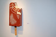 "Milk Chocotlate Ice Cream Bar", 2007, mixed media, 160x58x23 cm (Foto: MartiN Schmitz)